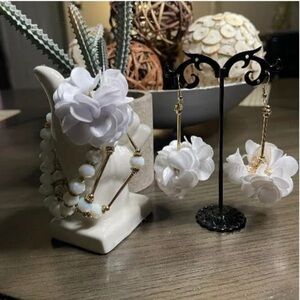Elegant White Floral Jewelry Set